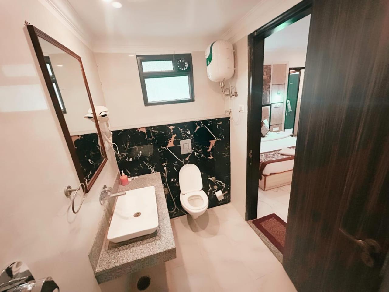 Hotel Almora Inn - Near By Delhi International Airport - With Free Airport Pickup And Drop Új-Delhi Kültér fotó