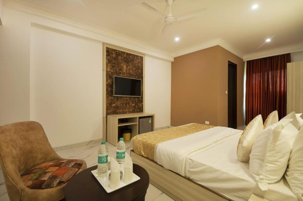 Hotel Almora Inn - Near By Delhi International Airport - With Free Airport Pickup And Drop Új-Delhi Kültér fotó
